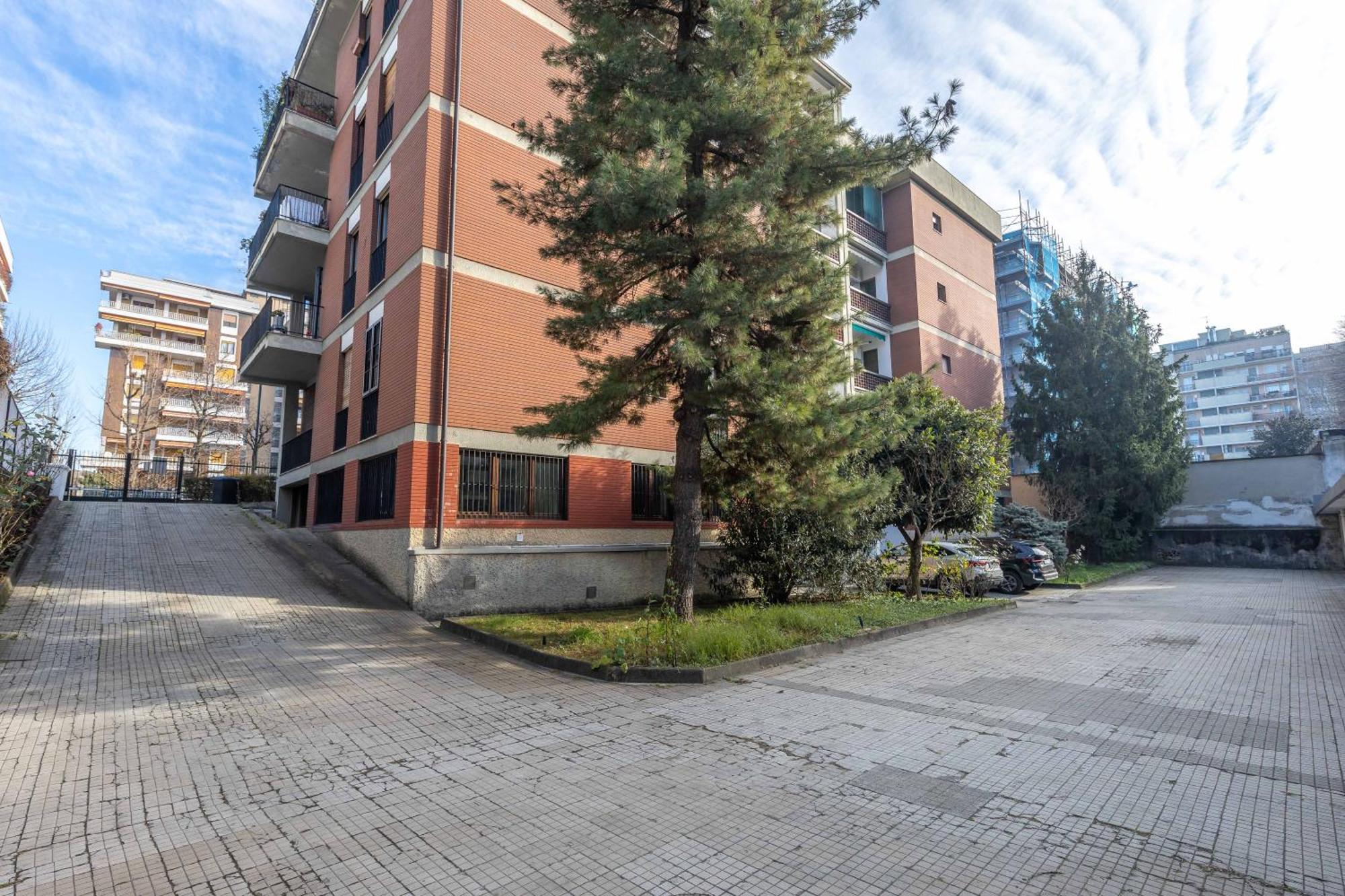- San Siro Corner, With Private Parking